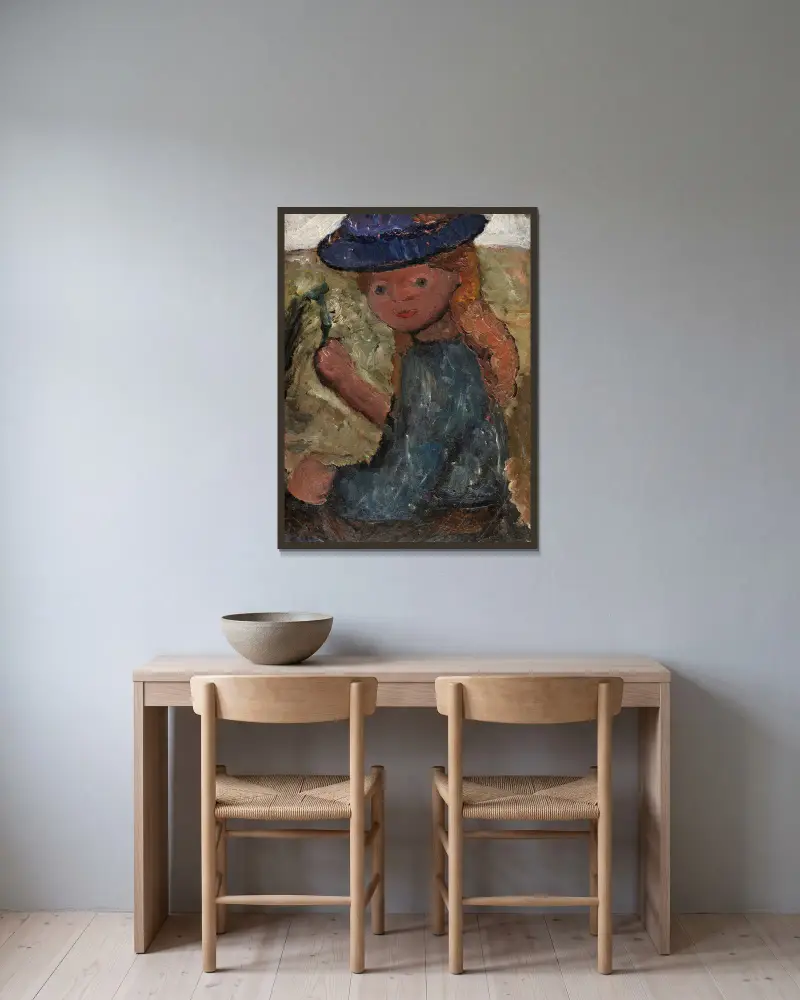 Sitzendes Mädchen mit blauem Hut und Blume in der rechten Hand av Paula Modersohn-Becker inramad på en vägg