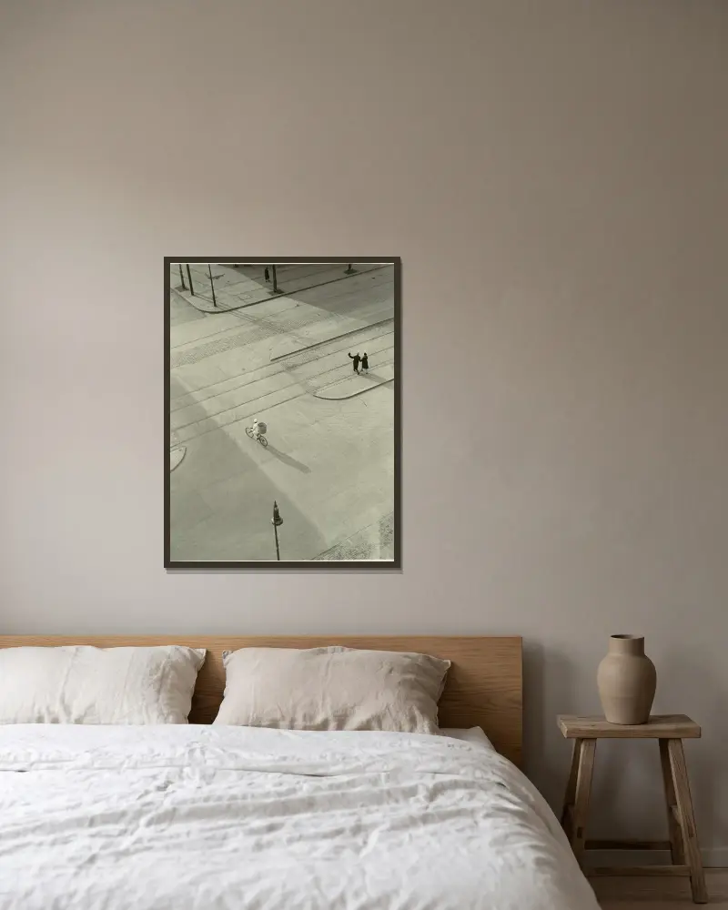 7 A.M. (Novoroční ráno), László Moholy-Nagy v rámu na stěně