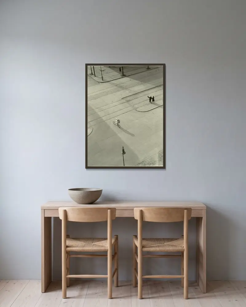 7 A.M. (Novoroční ráno), László Moholy-Nagy v rámu na stěně
