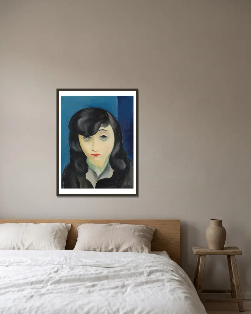 Porträtt av kvinna med lugg av Moïse Kisling inramad på en vägg