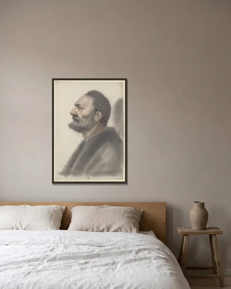 Homme à la barbe courte et aux cheveux frisés, la tête légèrement relevée, de profil à gauche av Nicolas Lagneau inramad på en vägg
