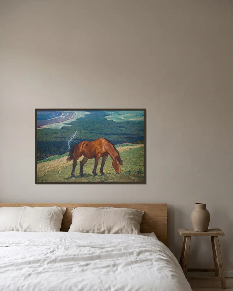 Weidendes Pferd von Nils Kreuger gerahmt an einer Wand