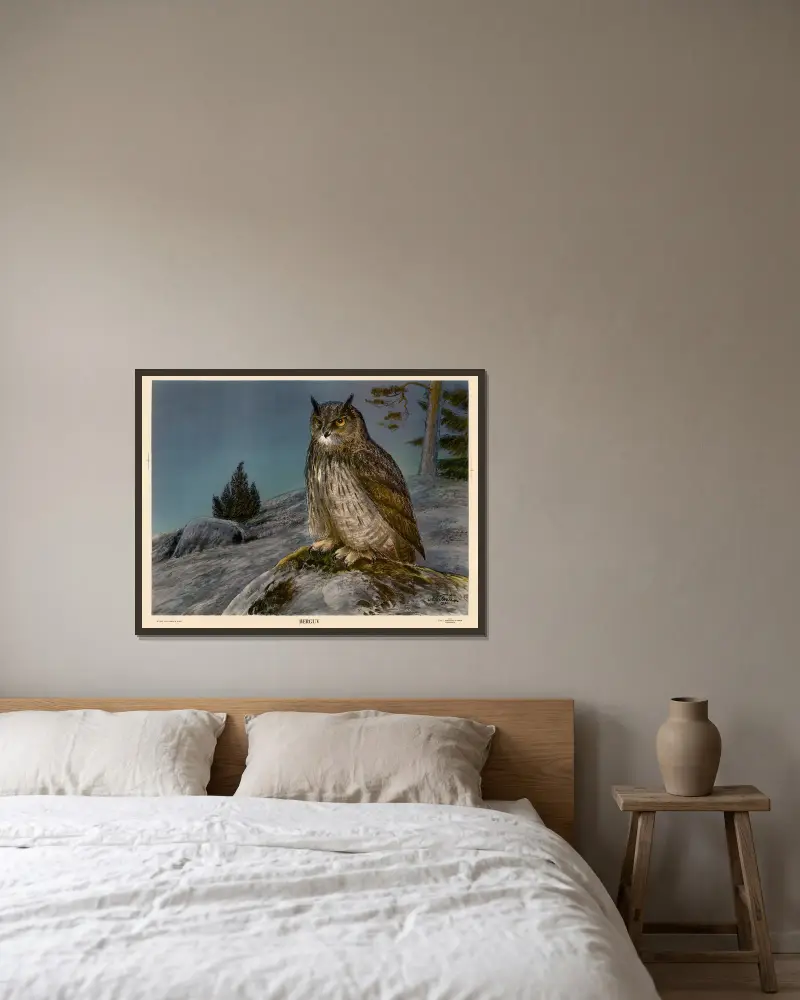 Uhu von Nils Tirén gerahmt an einer Wand