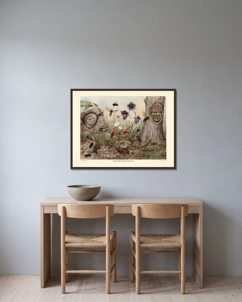 Humlor och getingar av Nils Tirén inramad på en vägg