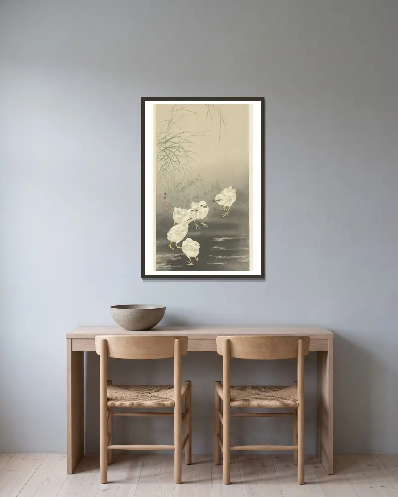 Küken und Wurm von Ohara Koson gerahmt an einer Wand