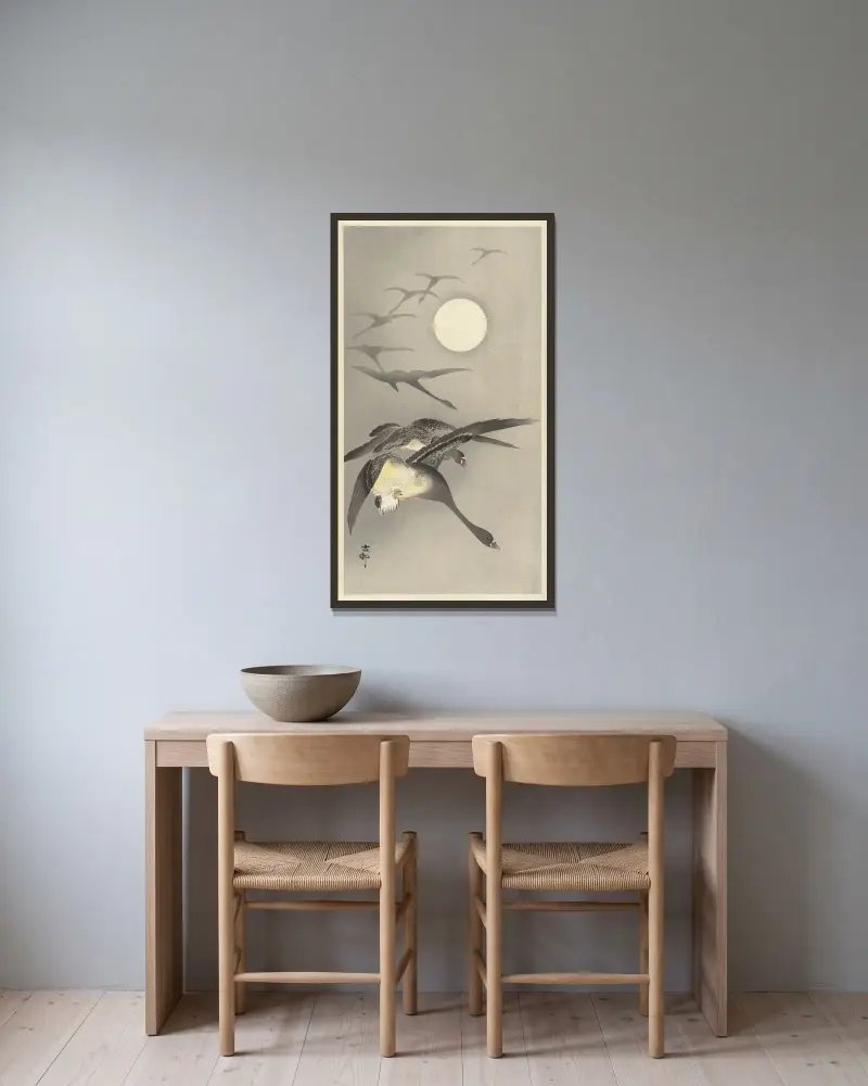 Gäss vid fullmåne av Ohara Koson inramad på en vägg