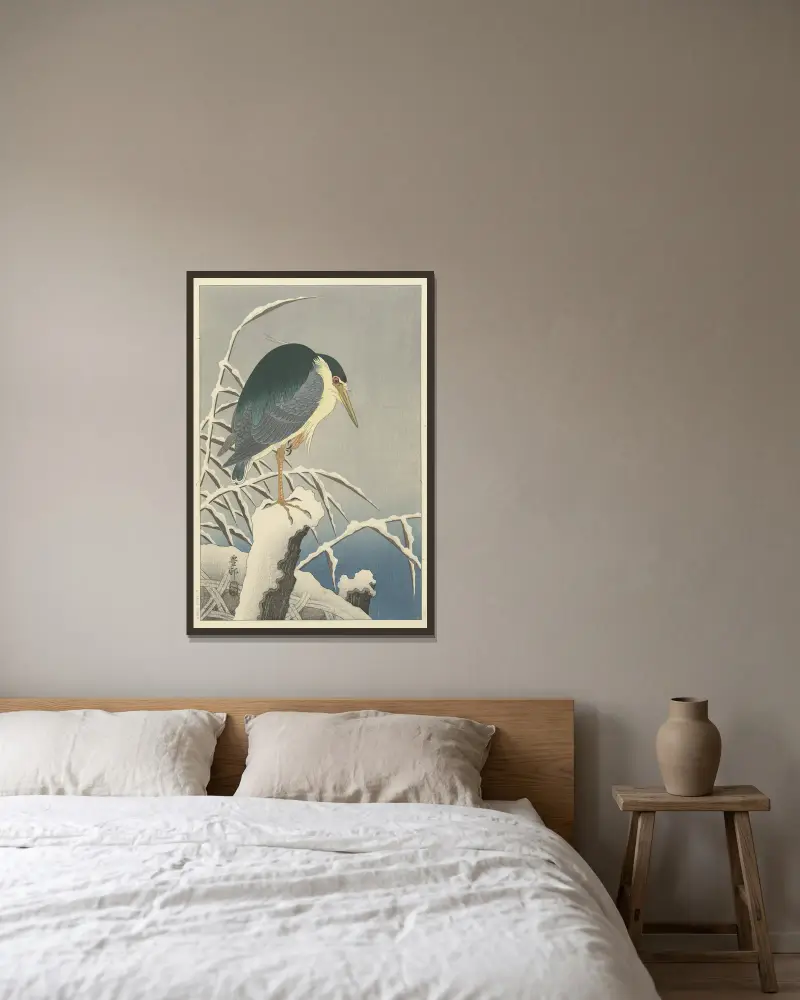 Reiher im Schnee von Ohara Koson gerahmt an einer Wand