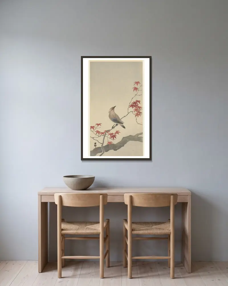 Japanese waxwing on maple av Ohara Koson inramad på en vägg