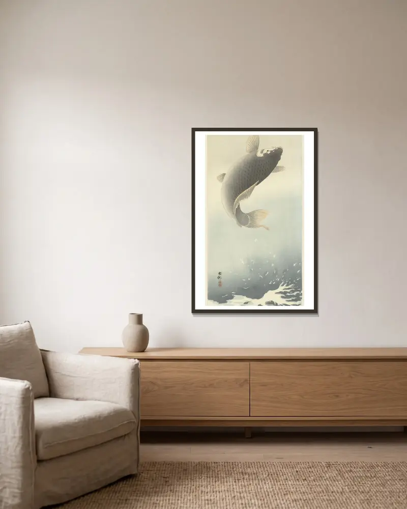 Springender Karpfen von Ohara Koson gerahmt an einer Wand