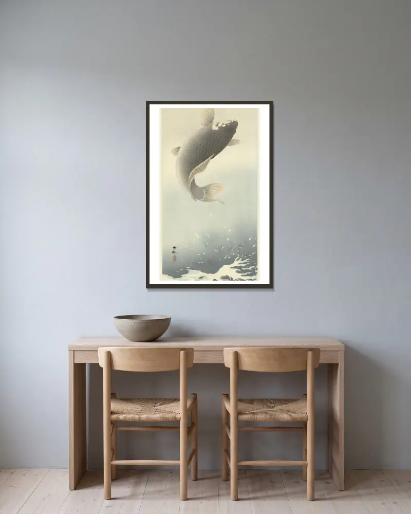 Springender Karpfen von Ohara Koson gerahmt an einer Wand