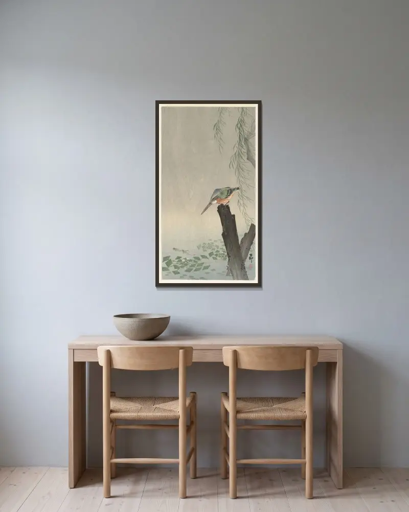 Kungsfiskare på trästubbe av Ohara Koson inramad på en vägg