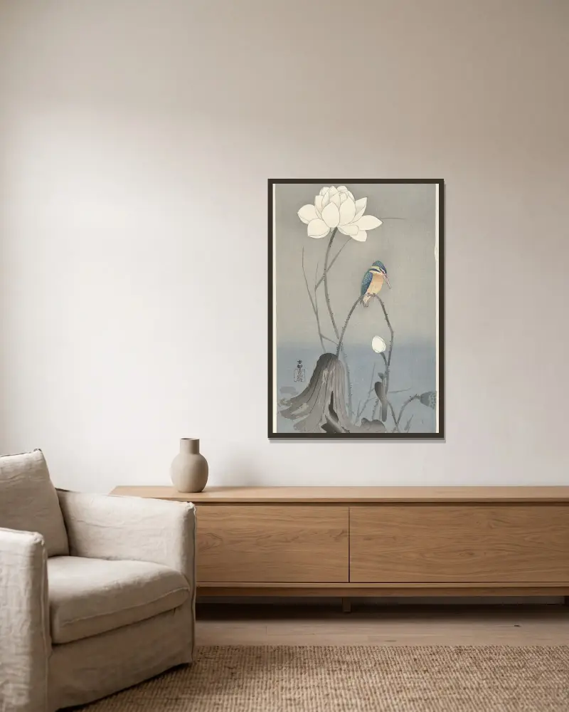 Kingfisher with Lotus Flower av Ohara Koson inramad på en vägg