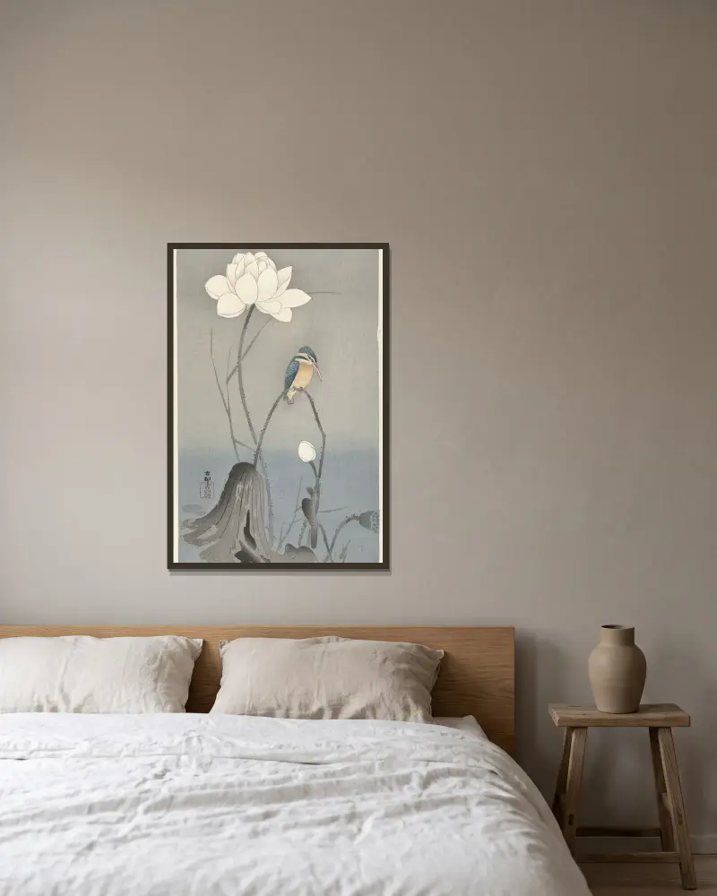 Kingfisher with Lotus Flower av Ohara Koson inramad på en vägg