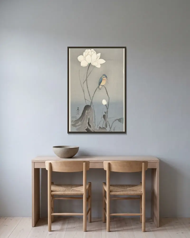 Kingfisher with Lotus Flower av Ohara Koson inramad på en vägg