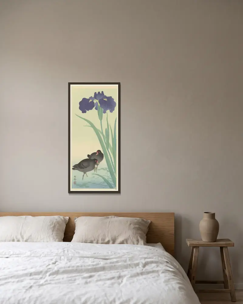 Slöjsvalor a kosatce, Ohara Koson v rámu na stěně