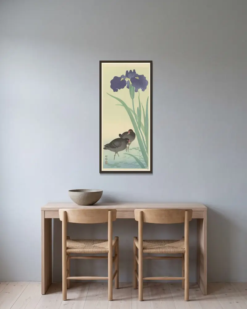 Slöjsvalor a kosatce, Ohara Koson v rámu na stěně