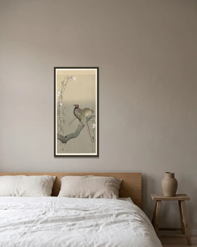 Ett par fasaner och körsbärsblom av Ohara Koson inramad på en vägg