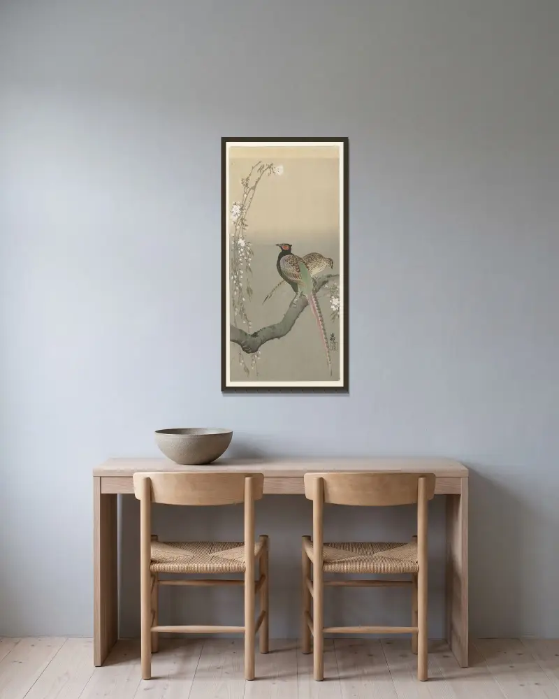Ett par fasaner och körsbärsblom av Ohara Koson inramad på en vägg
