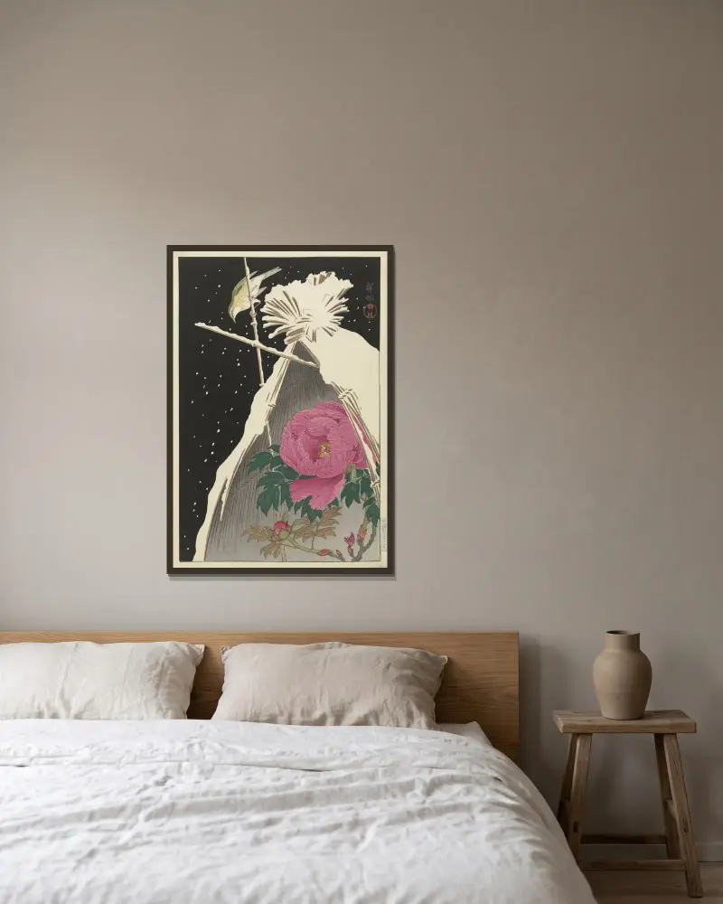 Sibiřská modinka u pivoňky, chráněná sněhem pokrytým otýpkou sena, Ohara Koson v rámu na stěně