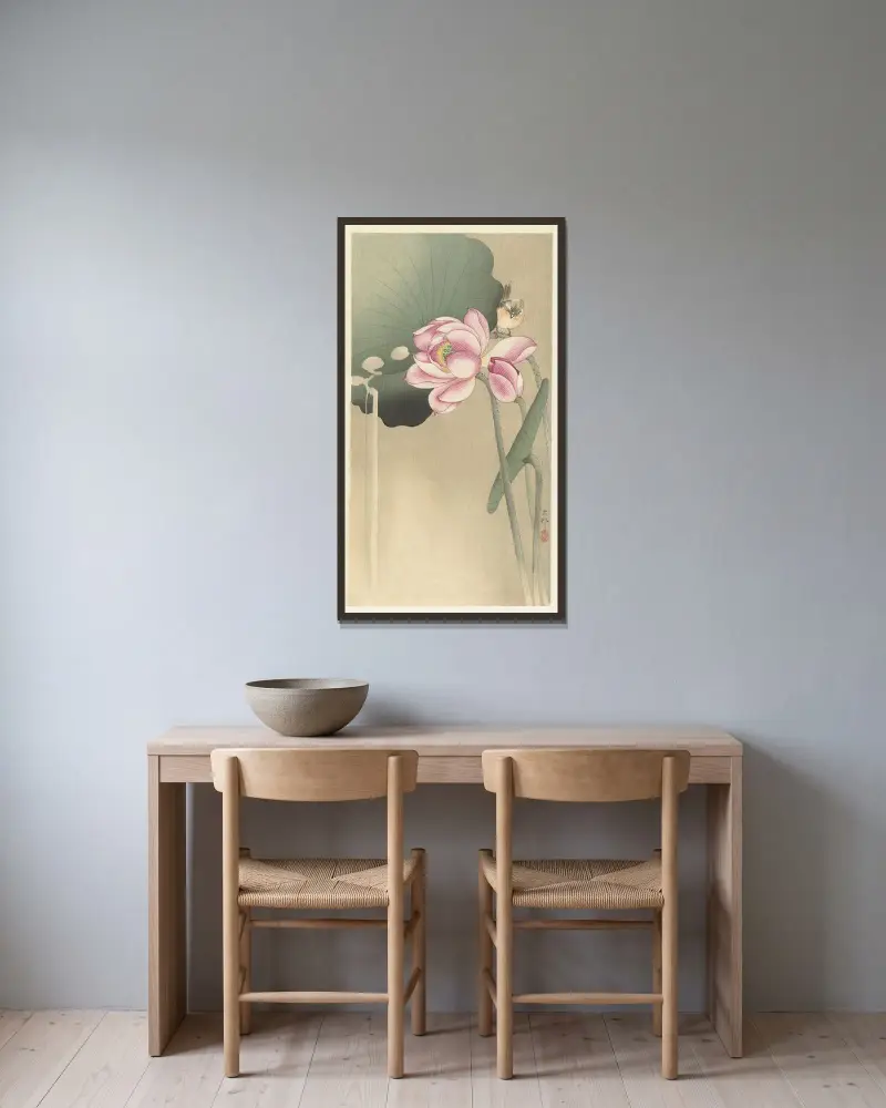 Sångfågel och lotus av Ohara Koson inramad på en vägg