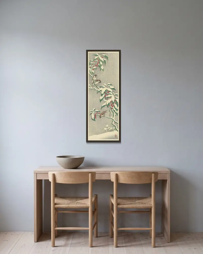 Vrabci na zasněženém rybízovém keři, Ohara Koson v rámu na stěně