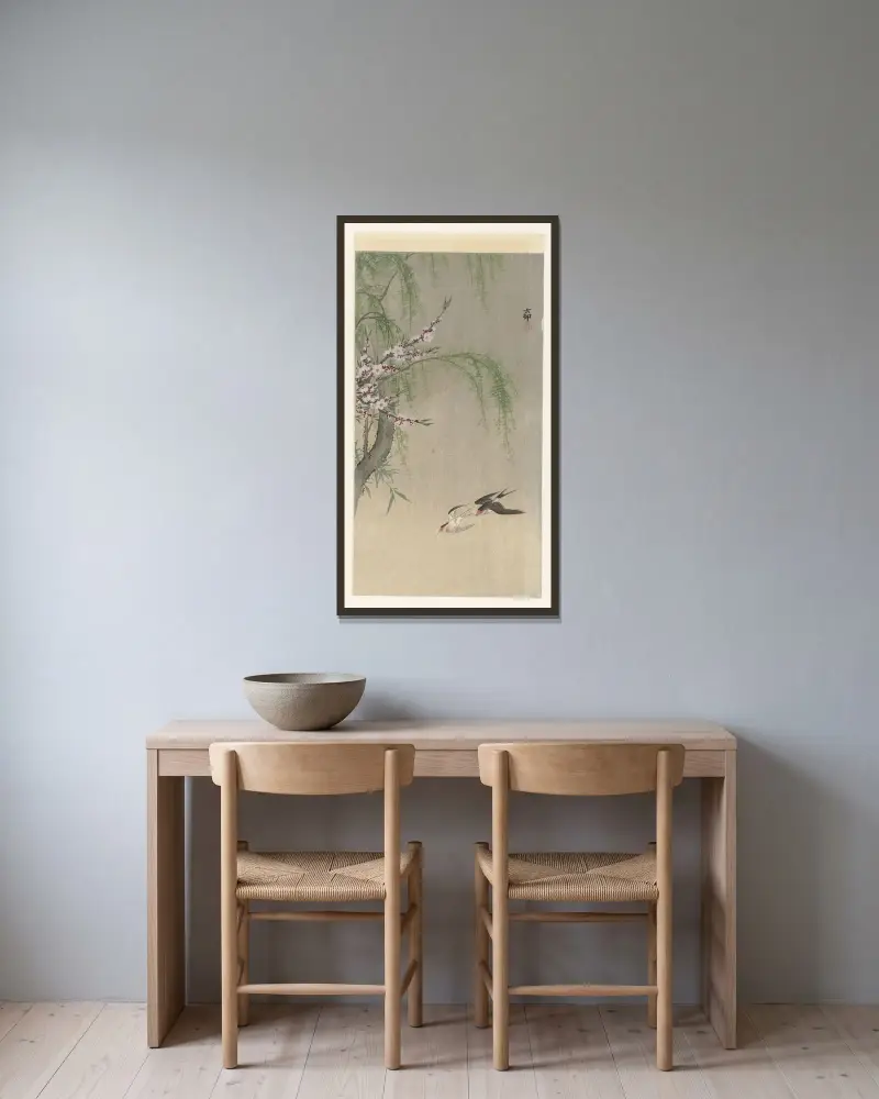 Svalor i flykt av Ohara Koson inramad på en vägg