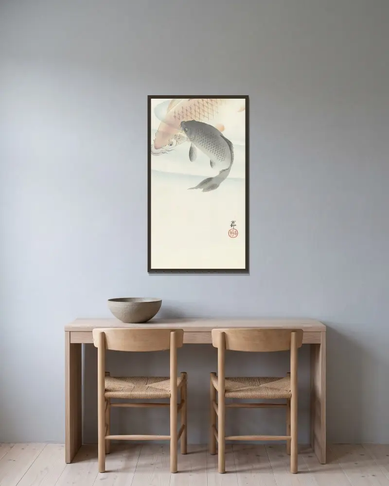Dva kapři, 1900 – č. 2, Ohara Koson v rámu na stěně