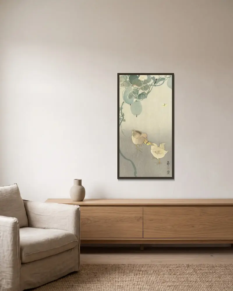 Dvě kuřátka bojující o motýla, Ohara Koson v rámu na stěně