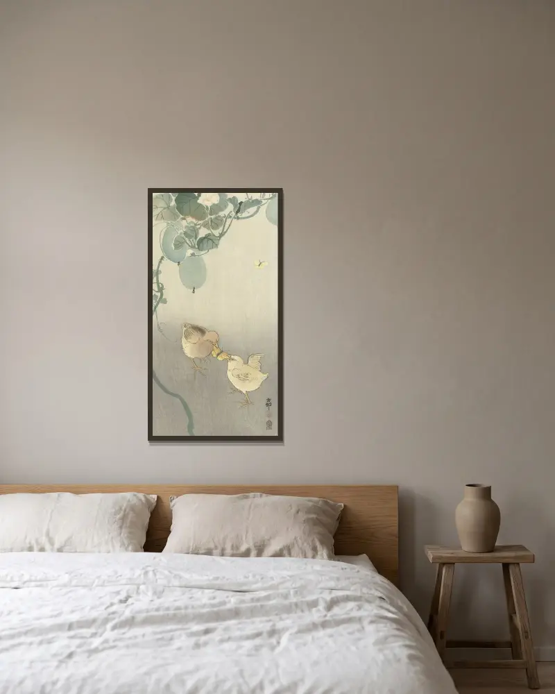 Dvě kuřátka bojující o motýla, Ohara Koson v rámu na stěně