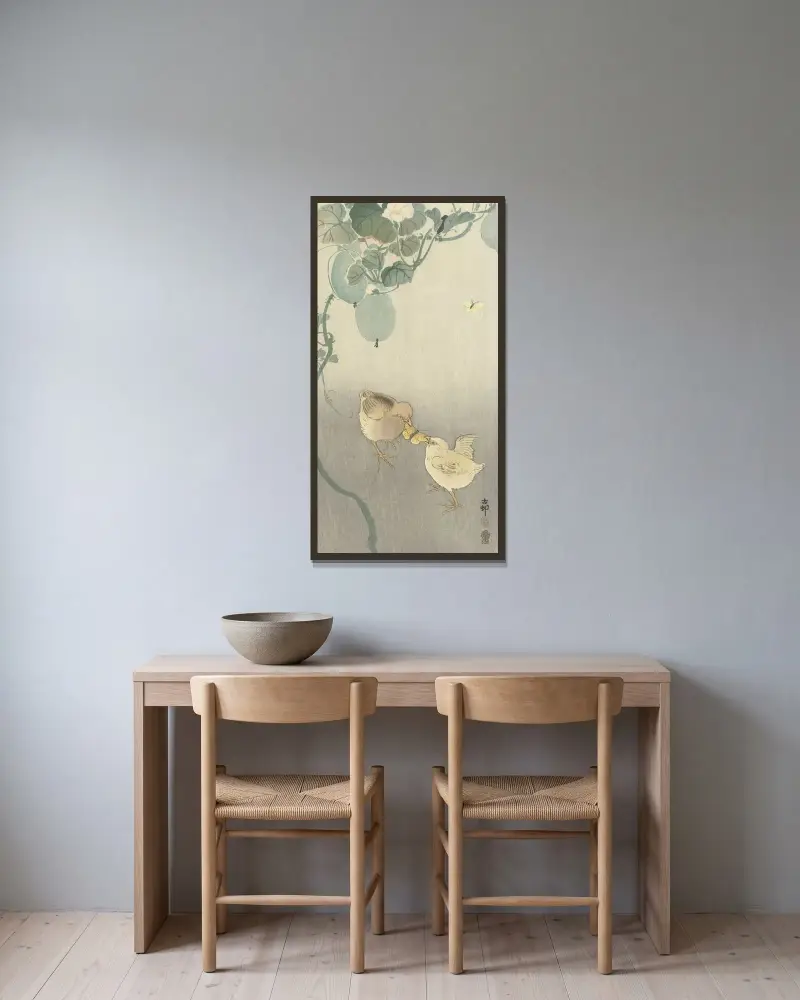 Dvě kuřátka bojující o motýla, Ohara Koson v rámu na stěně