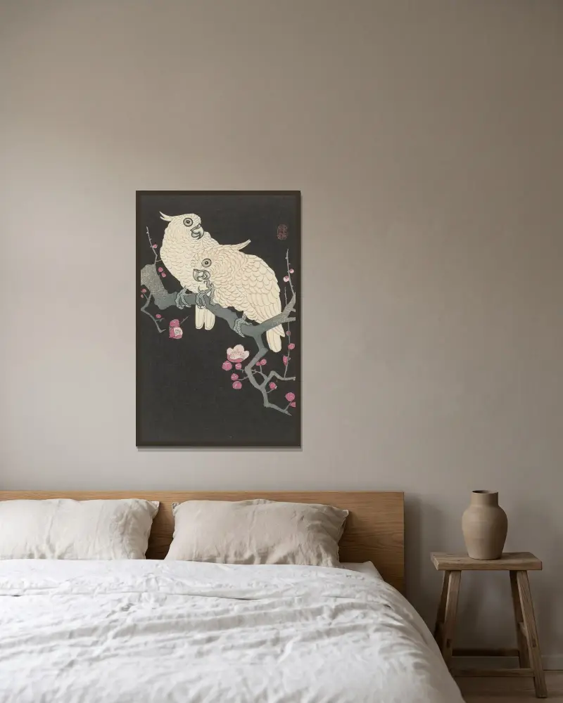 Dva kakadui a švestkové květy, Ohara Koson v rámu na stěně
