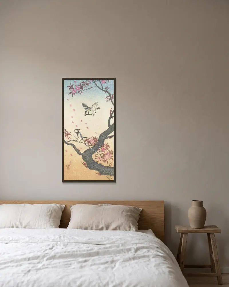 Dvě sýkory koňadry u kvetoucího stromu, Ohara Koson v rámu na stěně