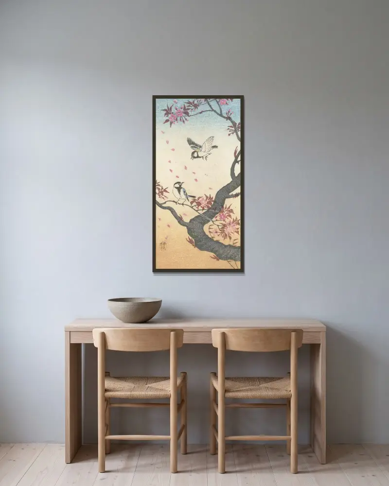 Dvě sýkory koňadry u kvetoucího stromu, Ohara Koson v rámu na stěně