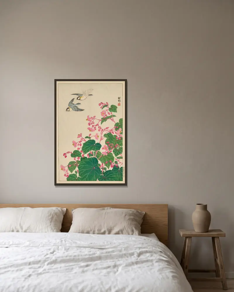 Dva mandžuští sýkorky v letu nad begonií, Ohara Koson v rámu na stěně