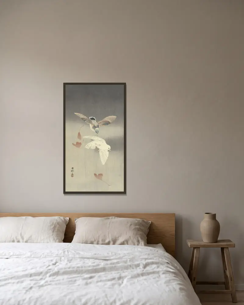 Dvě holubi s padajícími listy ginkga, Ohara Koson v rámu na stěně