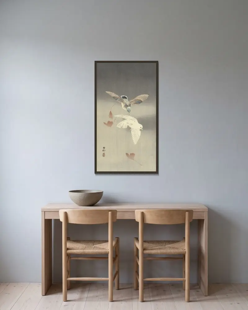 Dvě holubi s padajícími listy ginkga, Ohara Koson v rámu na stěně