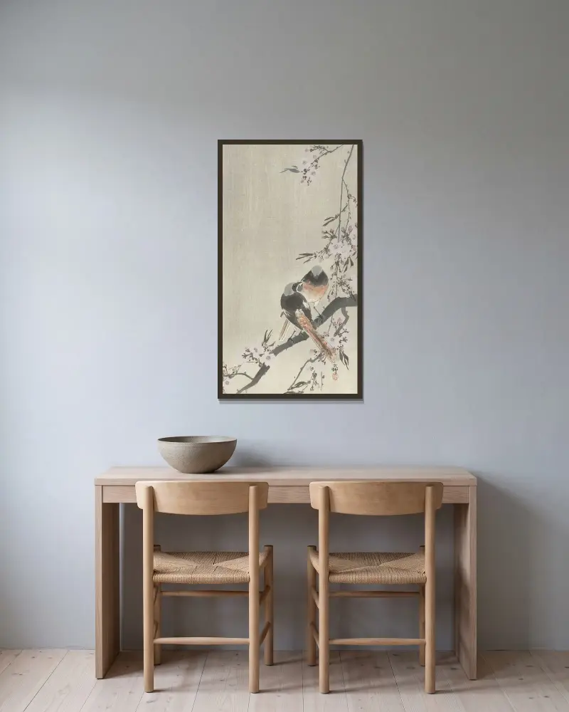 Dva sedloví krahujci s třešňovými květy, Ohara Koson v rámu na stěně