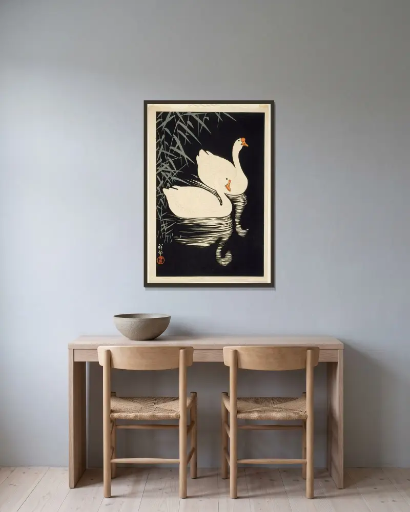 Bílé čínské husy plující u rákosí, Ohara Koson v rámu na stěně