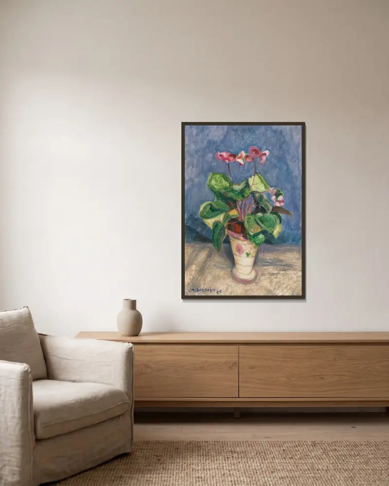Blühendes Alpenveilchen von Otto Modersohn gerahmt an einer Wand