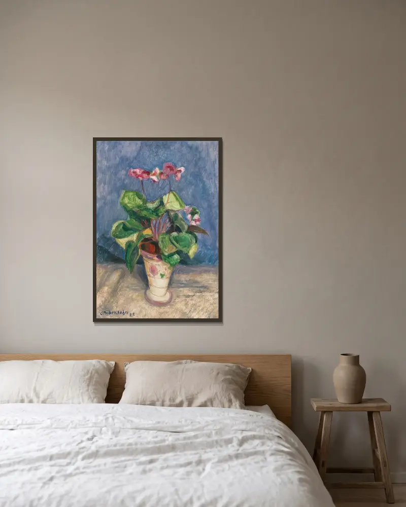 Blühendes Alpenveilchen von Otto Modersohn gerahmt an einer Wand