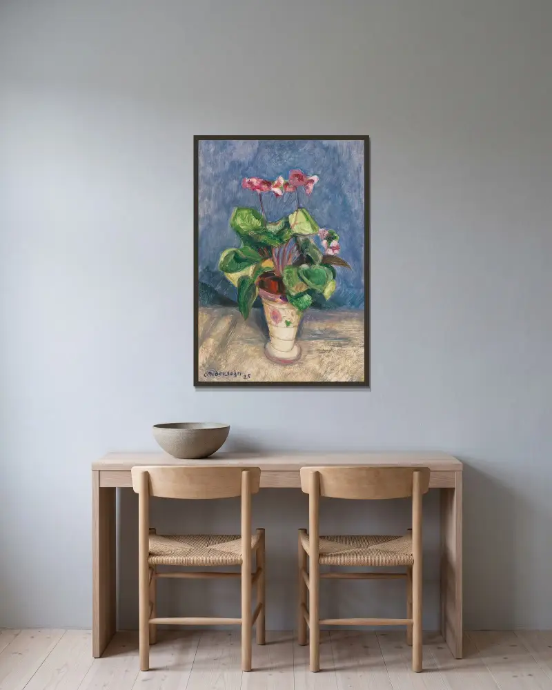 Blühendes Alpenveilchen von Otto Modersohn gerahmt an einer Wand