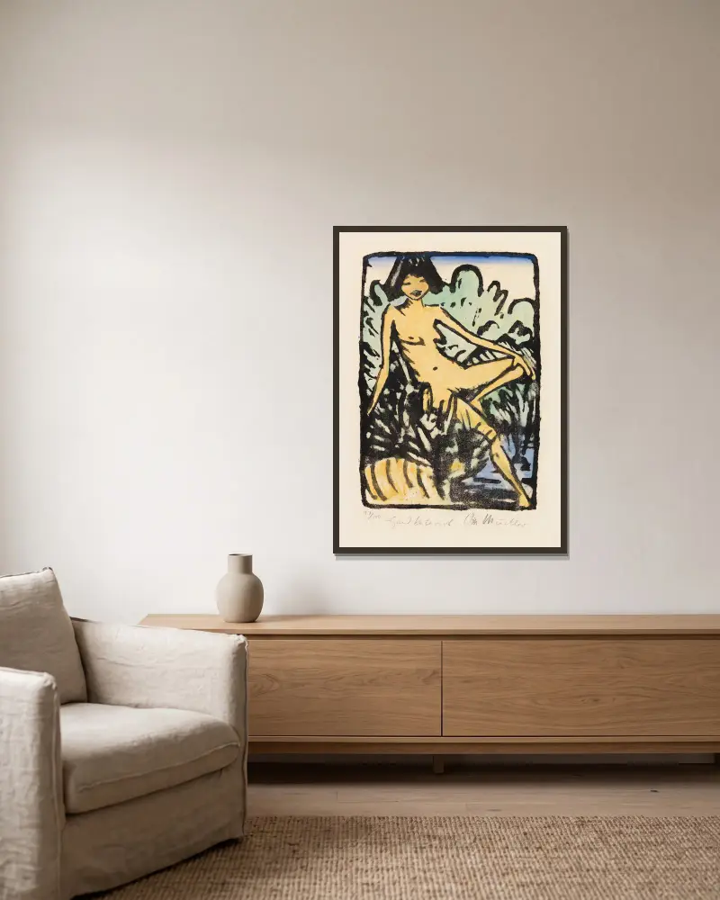 Am Ufer sitzendes Mädchen (Sitzendes Mädchen in Landschaft) von Otto Mueller gerahmt an einer Wand