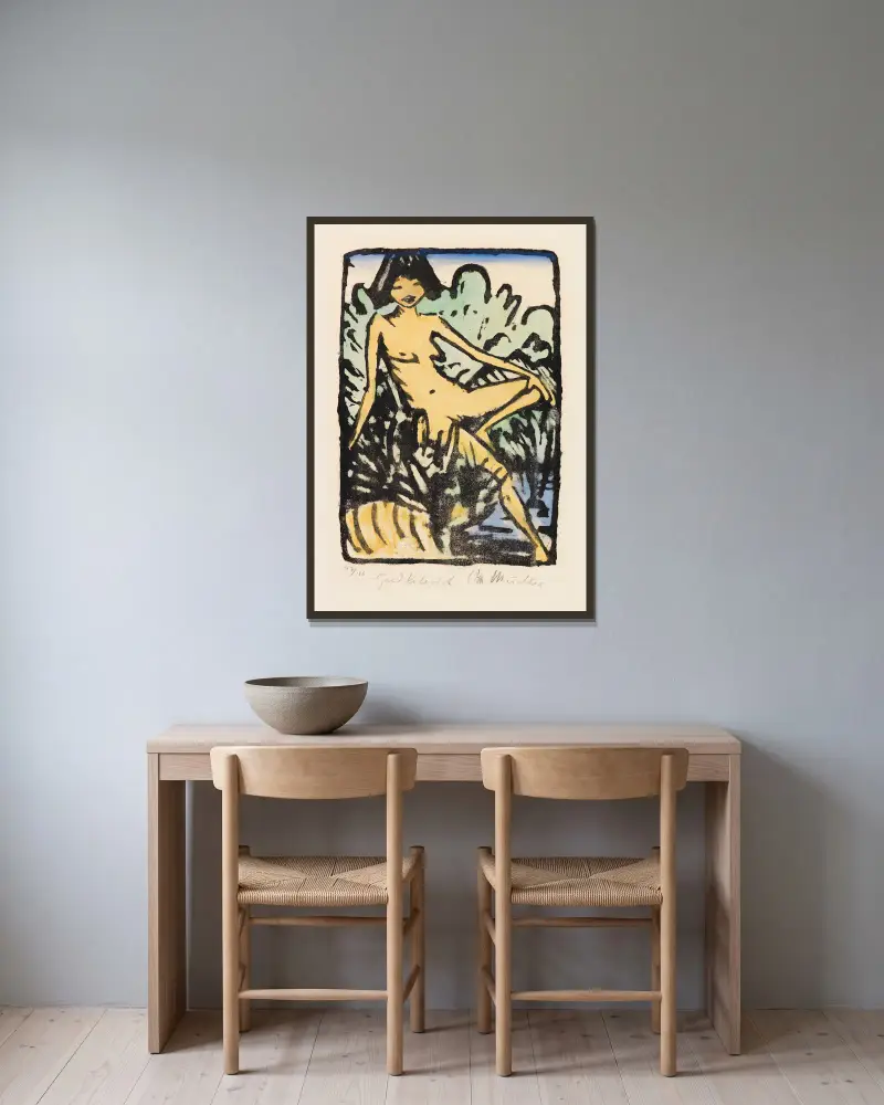 Am Ufer sitzendes Mädchen (Sitzendes Mädchen in Landschaft) von Otto Mueller gerahmt an einer Wand