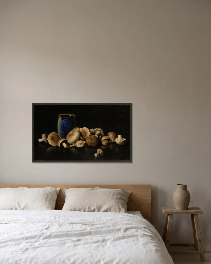 Stillleben mit blauer Vase und Pilzen von Otto Scholderer gerahmt an einer Wand