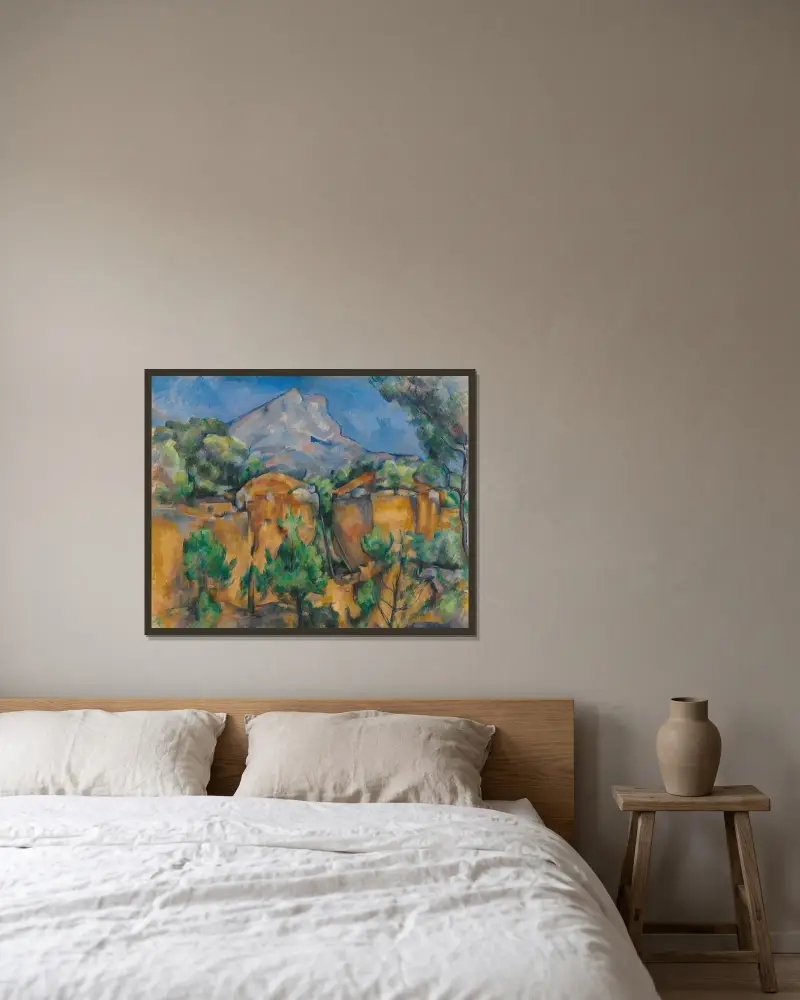 La Montagne Sainte-Victoire vue de la carrière Bibémus av Paul Cézanne inramad på en vägg