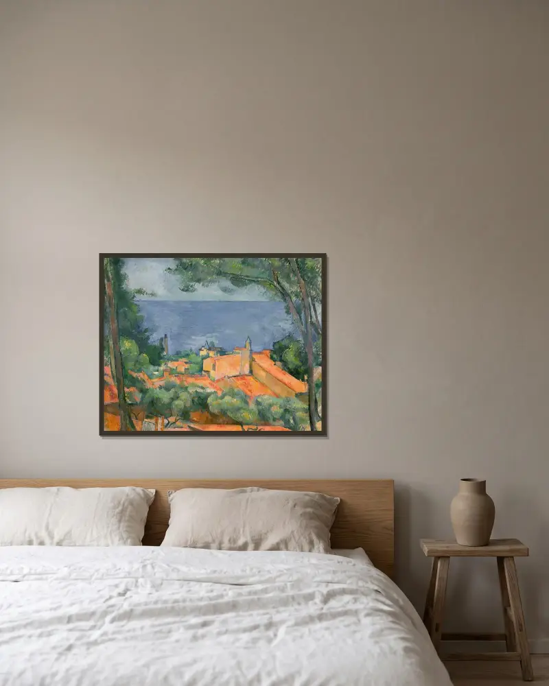 L’Estaque aux toits rouges av Paul Cézanne inramad på en vägg