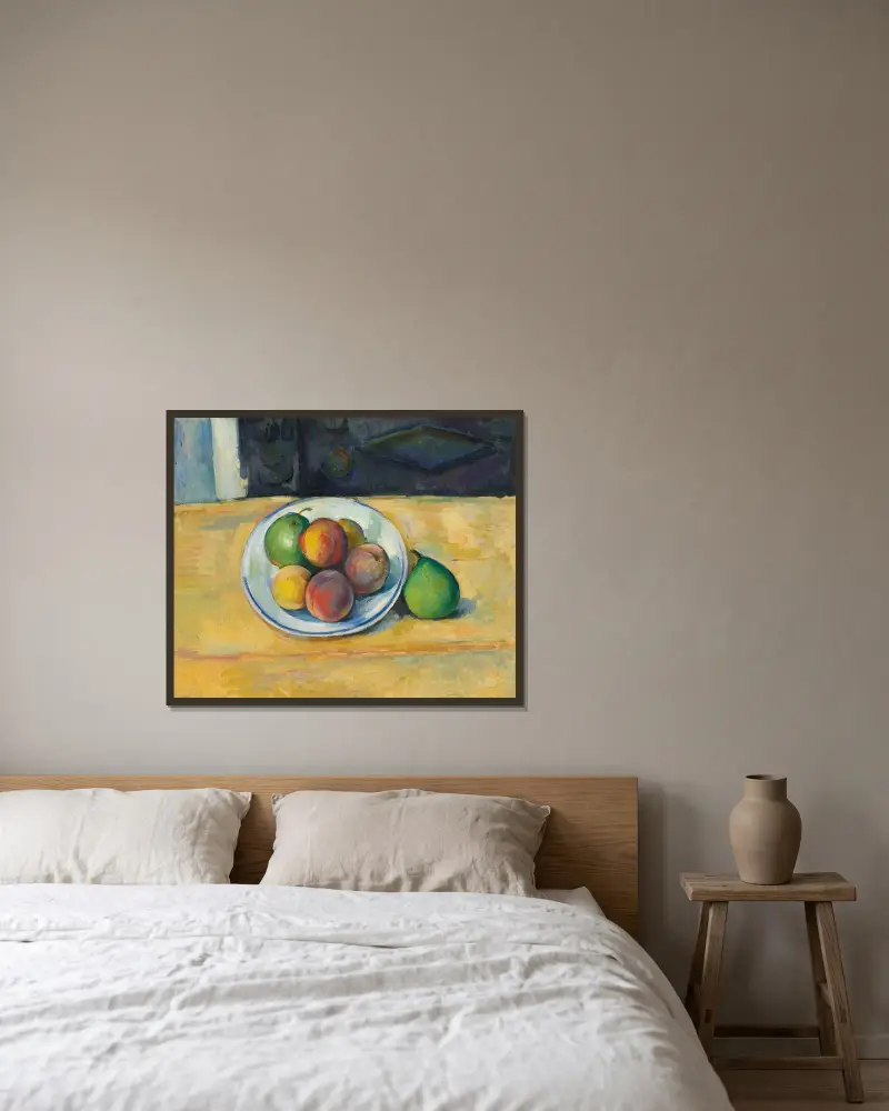 Nature morte de pêches et poires av Paul Cézanne inramad på en vägg