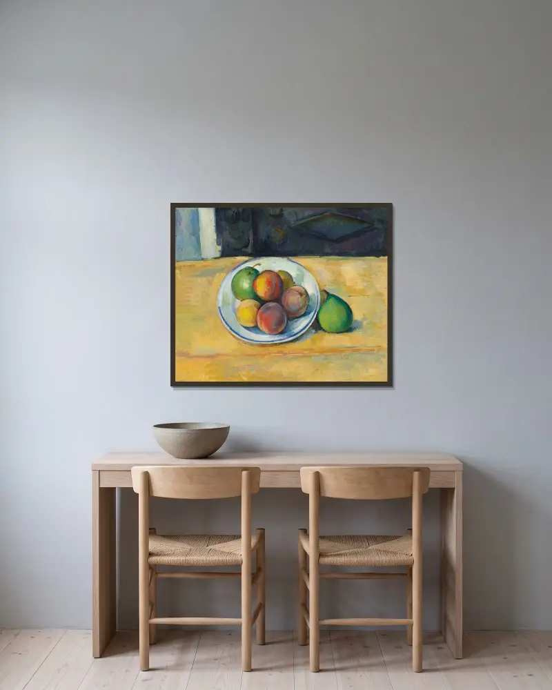 Nature morte de pêches et poires av Paul Cézanne inramad på en vägg
