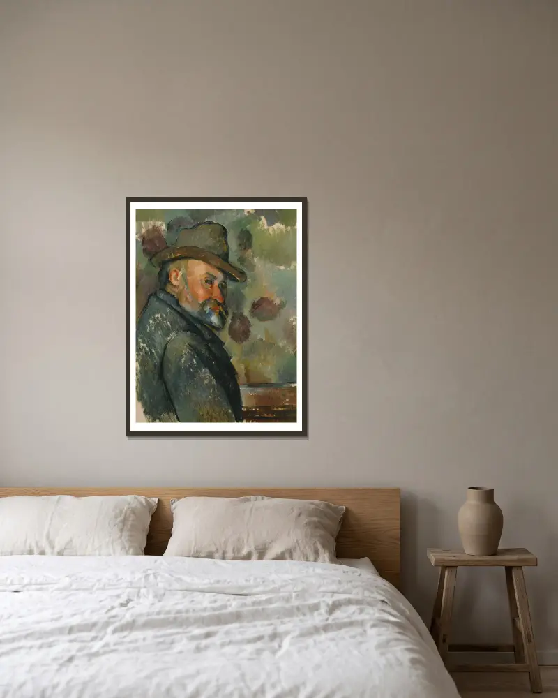 Selbstbildnis mit Hut von Paul Cézanne gerahmt an einer Wand