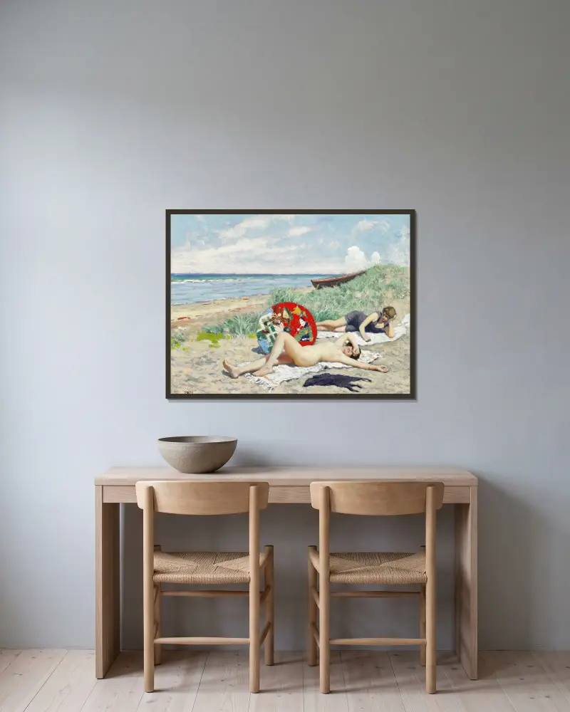 To piger og en japansk parasol på Hornbæk strand av Paul Fischer inramad på en vägg